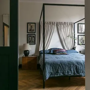 https://apt-dark-blue.warsawhotelspoland.com